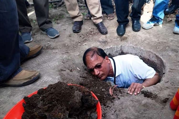 District Collector Cleans Toilet Pit With Bare Hands As A Part Of Swachh Bharat Abhiyan