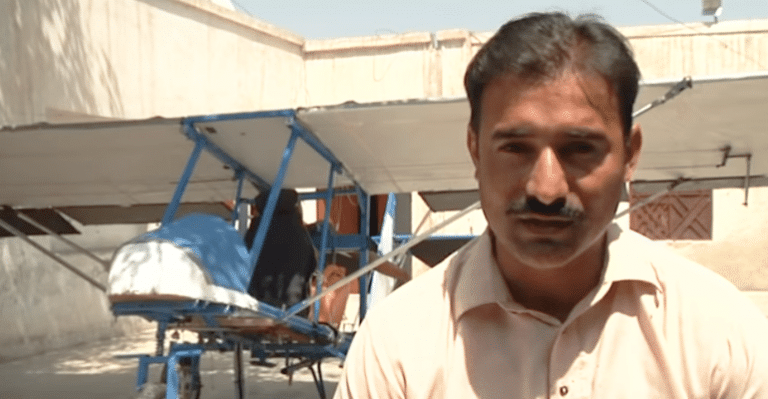 Popcorn Seller build airplane pakistan