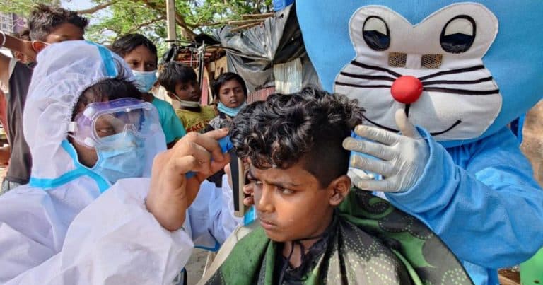 Doraemon And His Barber Friend Cut Kids’ Hair In Mumbai Slum