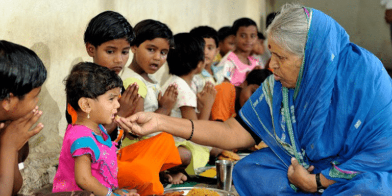Sindhutai Sapkal: A Mother To 1400+ Orphans And Her Incredible Legacy